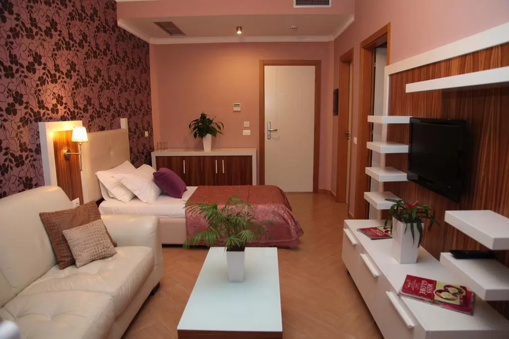 Gold 7 Family room 4.jpg